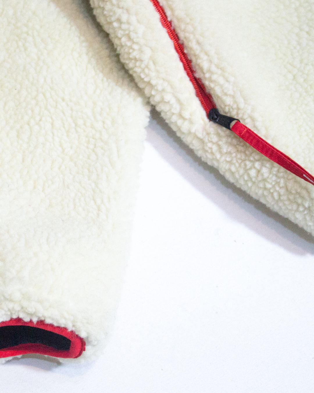Chaqueta Polar Sherpa HELP Unisex - Blanco y Rojo