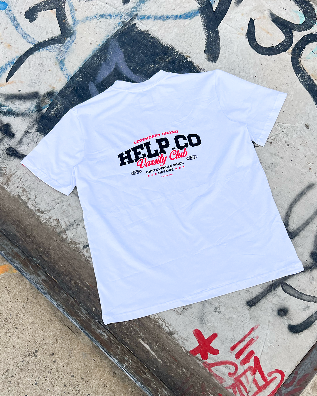 Camiseta •varsity club•HELP- blanco puro