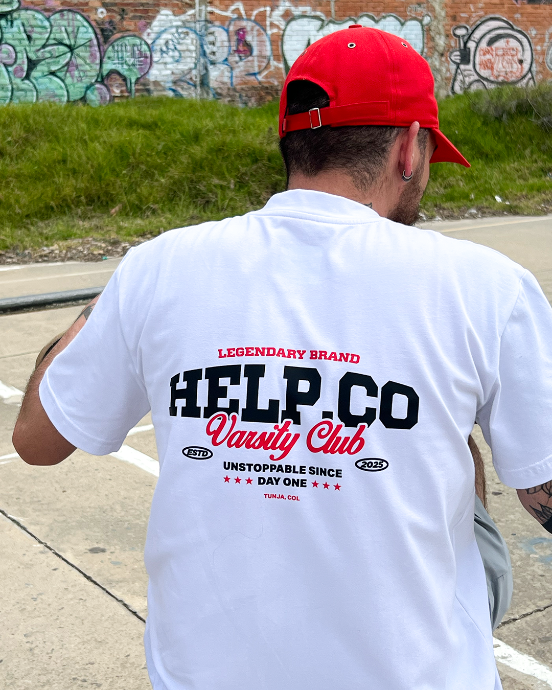 Camiseta •varsity club•HELP- blanco puro