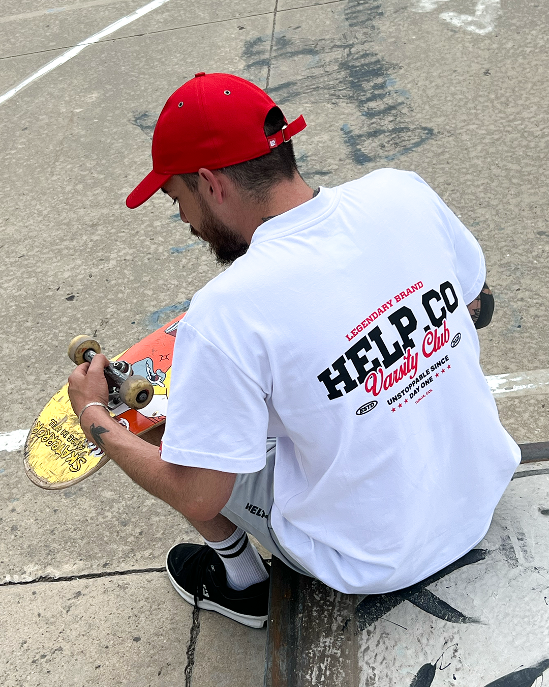 Camiseta •varsity club•HELP- blanco puro